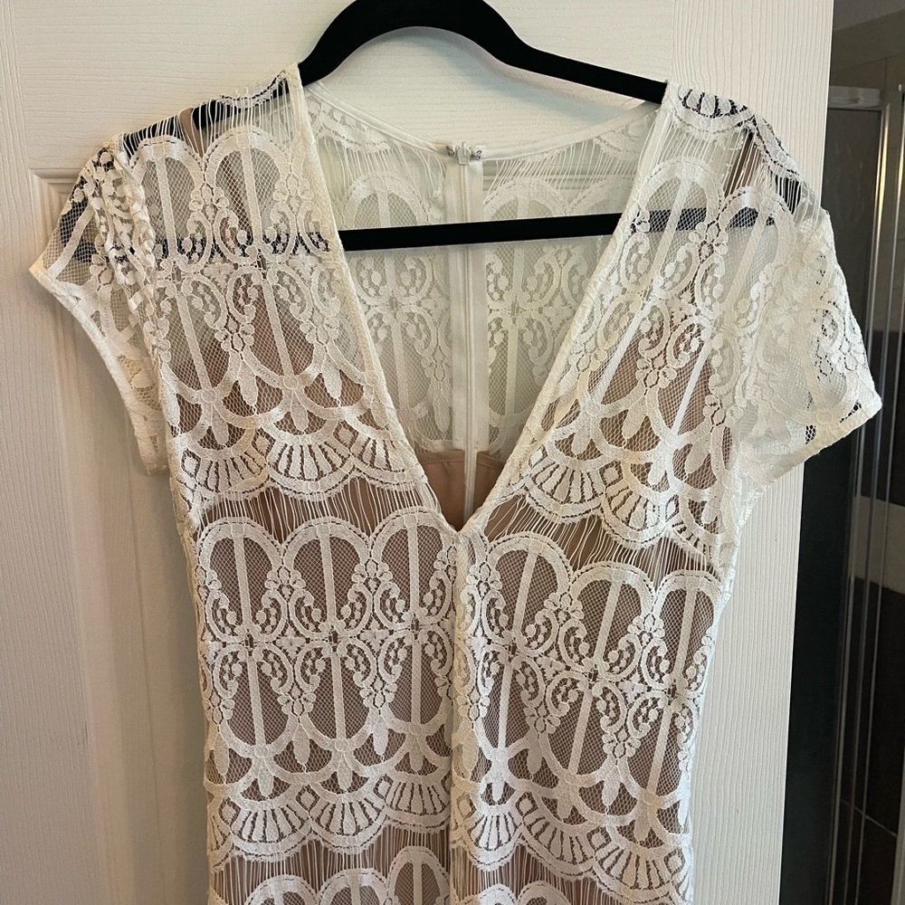 NWT Wayf V-Neck Lace Dress - Picture 3 of 6
